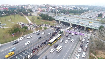 Altunizade metrobüs durağındaki yoğunluk havadan görüntülendi