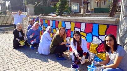 Anaokulu öğretmenleri ara tatilde okulun bahçe duvarını boyadı