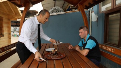 Başkan Büyükakın’dan engelli personele doğum günü sürprizi