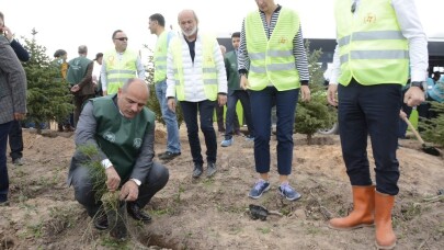 Başkan Söğüt vatandaşlarla fidan dikti
