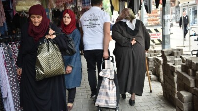 Belediye ekipleri, yaşlıların torbalarını taşıyor