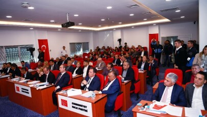Beylikdüzü’nde Belediye Meclisi maskeleriyle dikkat çekti
