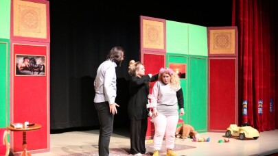 Çocuklar “Neşeli Aile” tiyatrosunu çok sevdi