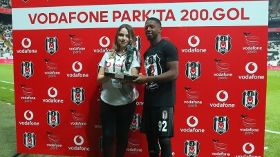 Diaby’ye maçtan önce 200. gol plaketi