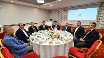 Dündar sosyal belediyeciliği anlattı