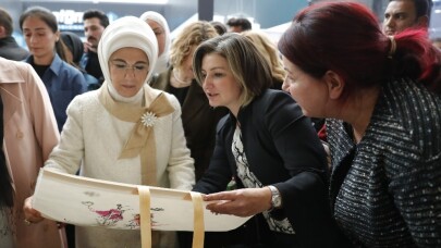 Emine Erdoğan’dan TİDER standındaki bez çantalara ilgi