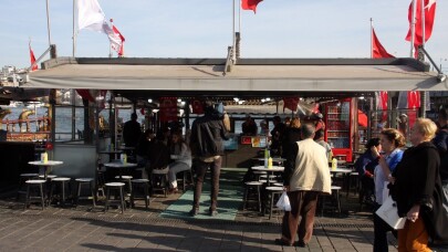 Eminönü’ndeki balıkçı teknelerinde satış devam ediyor