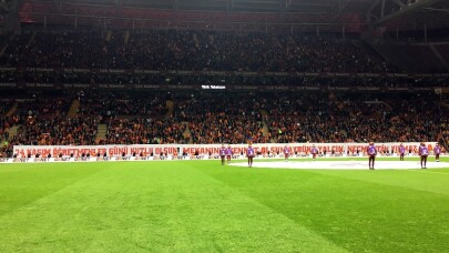 Galatasaray taraftarı Öğretmenler Günü’nü unutmadı