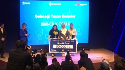 Geleceği Yazan Kadınlar ödüllerini Emine Erdoğan’ın elinden aldı