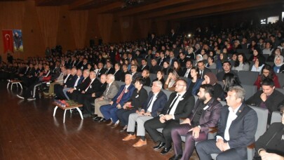 Gemlikliler Atatürk’e bağlılıklarını gösterdi