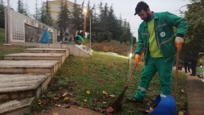 İzmit Belediyesi Şehitler Parkında bakım başlattı