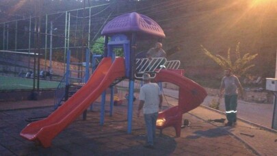 İzmit Belediyesi’nden Serdar Mahallesi parklarına bakım