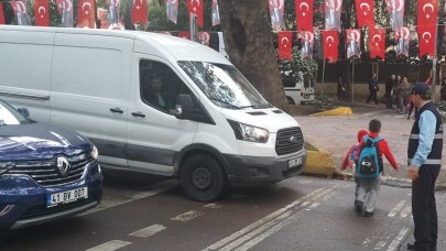 İzmit zabıtası velilerin içini rahatlatmaya devam ediyor