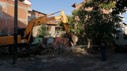 İzmit’te yıkılma tehlikesi yaşayan 3 metruk bina yıkıldı