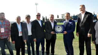 Karacabey Belediyespor’dan Alinur Aktaş’a plaket