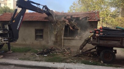 Karacabey’de metruk binalar yıkılıyor