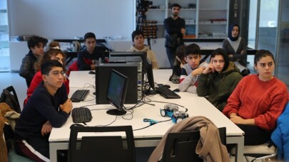Küçükler, robot geliştirmek için yarıştı
