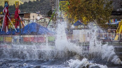 Lodos sebebiyle Edremit Körfezi’nde dev dalgalar oluştu