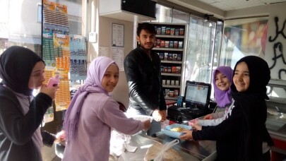 Öğrenciler kapı kapı gezip gül suyu ve lokum dağıttı