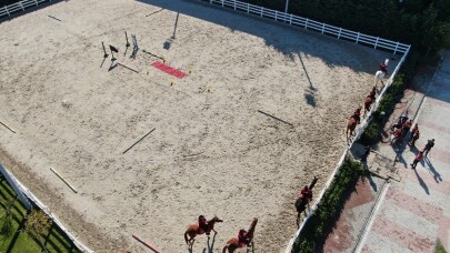 (Özel) Atlı polislerin nefes kesen eğitimi havadan görüntülendi