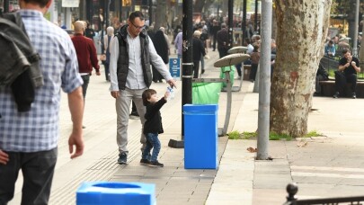 (Özel) Yerdeki pet şişeyi çöpe attılar, alkış yağmuruna tutulunca şaşkına döndüler