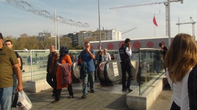 Taksim Metro İstasyonu merdivenlerinde yangın paniği