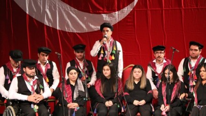 Türkülerle engellerini aştılar