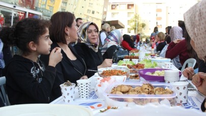 Vatandaşlar kendi yaptıkları yemekleri komşularıyla paylaştı
