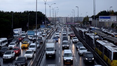 Yağmur sonrası metrobüslerde yoğunluk oluştu