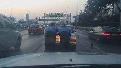 Yoğun trafikte yolda kalan otomobili zabıtalar kurtardı