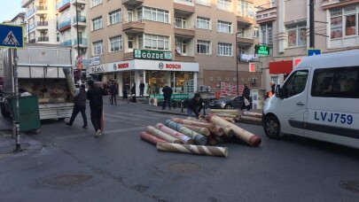 Yola düşen onlarca halı şaşkınlığa neden oldu