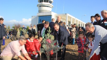 Zeytin fidanları Koca Seyit Havalimanı’nda toprakla buluştu