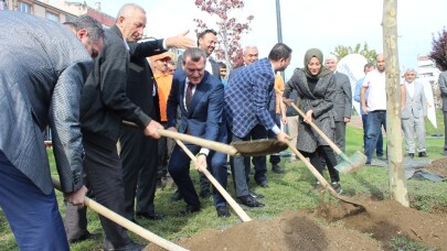 Zeytinburnu’nda ‘Geleceğe Nefes’ için ağaç dikildi