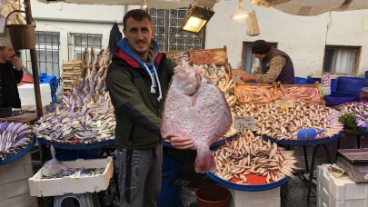 2 kilo 800 gram kalkan balığı 450 liraya alıcı buldu