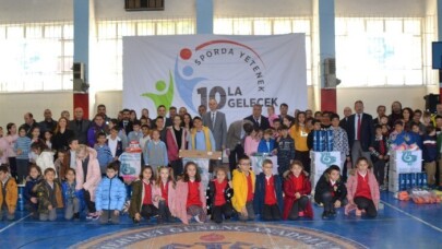 4 bin 500 öğrenciye spor malzemesi dağıtıldı