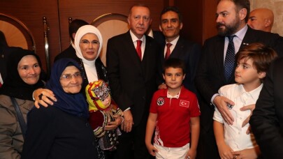 85 yaşında okuma yazma öğrenen Şahizar Teyze’yi cumhurbaşkanı misafir etti