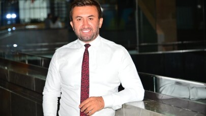 Ayakları üşüyen amcaya ayakkabılarını verdi