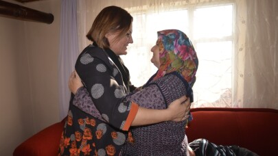 Başkan Hürriyet, engelli annesi kadının sevincini paylaştı