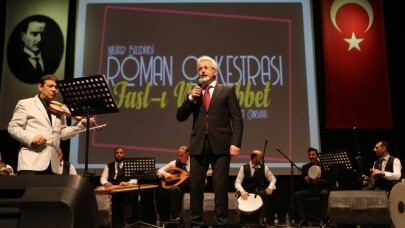 Başkan Turgay Erdem sahneye çıktı, Roman Orkestrası ile izleyenleri coşturdu