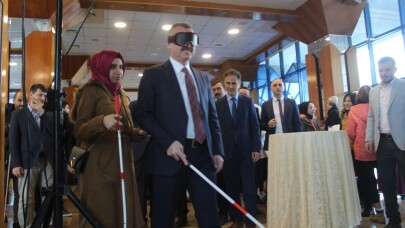 Belediye başkanı farkındalık için görme engelli oldu