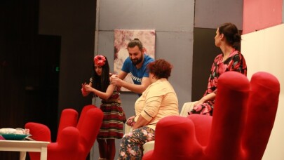 ‘Bence Hiç Komik Değil’ adlı oyun OKM’de sahnelendi
