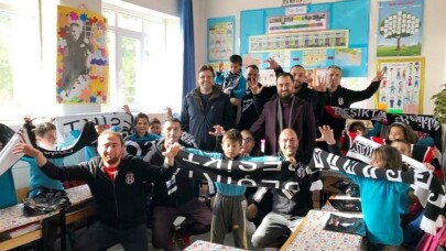 Burhaniye’de Beşiktaşlılar öğrencileri sevindirdi