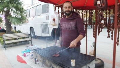 Burhaniye’de develerden önce sucukları geldi