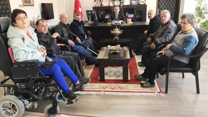 Burhaniye’de engellilerden Kaymakam Öner’e teşekkür plaketi