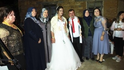 Burhaniye’de Faslı Meryem’e köy düğünü