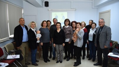 Büyükanne ve dedelere maket bebek üzerinde "Torunumu beklerken" eğitimi