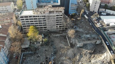 Çapa Diş Hekimliği Fakültesi’nde yıkım çalışmaları devam ediyor