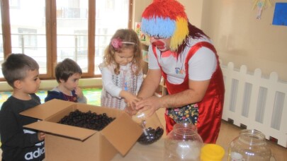 Çocuklar, palyaço ile sele zeytini yaptılar