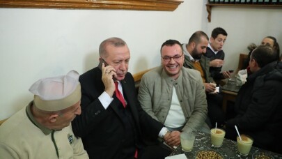 Cumhurbaşkanı Erdoğan, Fatih’te bozacıda vatandaşlarla sohbet etti
