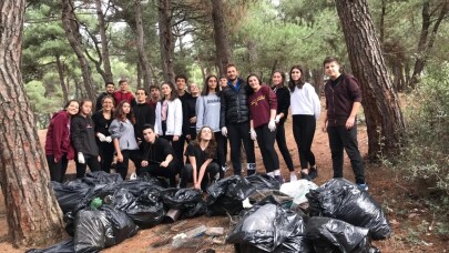 Doğaya atılan mangal, ızgara ve pet şişeler öğrenciler tarafından toplandı